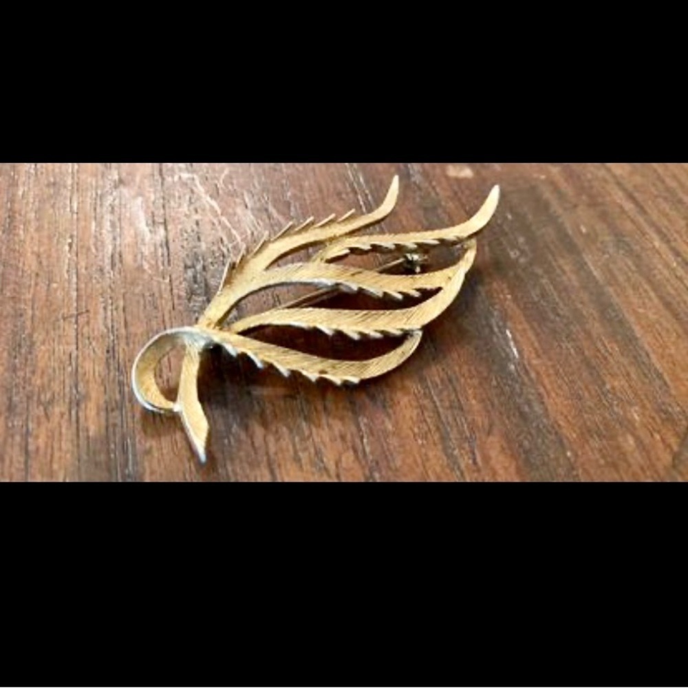 Vintage Signed Sarah Coventry Canada Windswept Leaf Brooch Pin Gold Tone